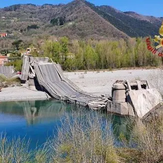 Crolla un altro ponte, strage sfiorata in Toscana. Ma per l'Anas non c'era pericolo