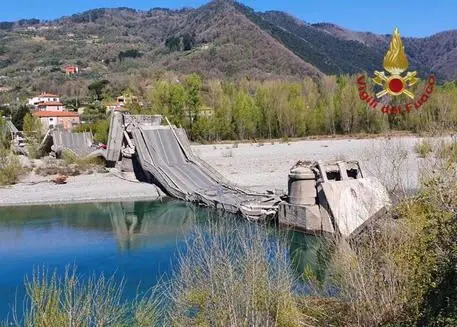 Crolla un altro ponte, strage sfiorata in Toscana. Ma per l'Anas non c'era pericolo