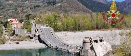 Crolla un altro ponte, strage sfiorata in Toscana. Ma per l'Anas non c'era pericolo
