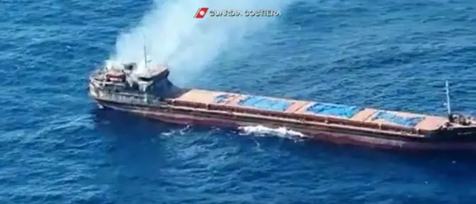 Mercantile in fiamme in mare aperto, la Guardia costiera salva 12 persone