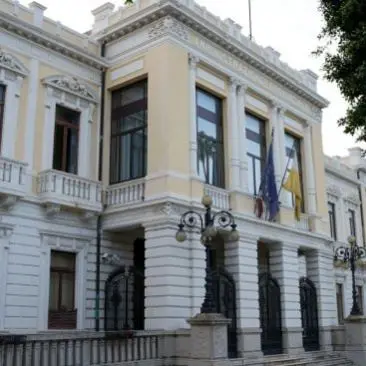 Reggio, il regalo da 270mila euro ai “funzionari” fa infuriare i sindacati