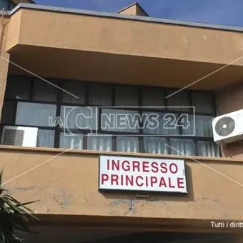 Coronavirus, nell'ospedale di Cetraro mancano i camici: il video dello scontro tra il personale sanitario