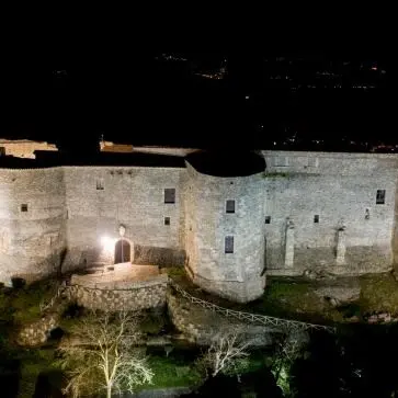 Il castello normanno svevo di Vibo s’illumina: «Sia segnale di speranza»