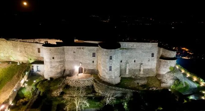 Il castello normanno svevo di Vibo s’illumina: «Sia segnale di speranza»