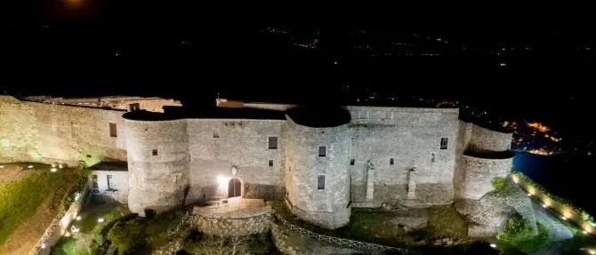 Il castello normanno svevo di Vibo s’illumina: «Sia segnale di speranza»