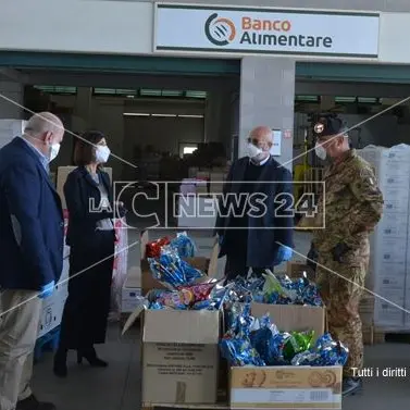 Cosenza, militari dal cuore d'oro: donato cibo per famiglie in difficoltà