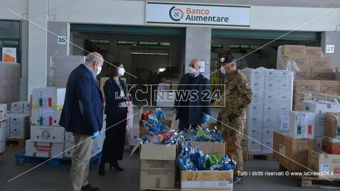 Cosenza, militari dal cuore d'oro: donato cibo per famiglie in difficoltà