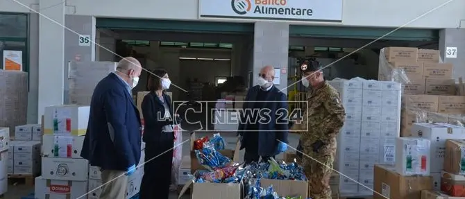 Cosenza, militari dal cuore d'oro: donato cibo per famiglie in difficoltà