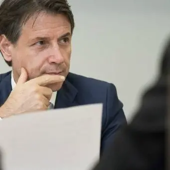 Conte: «Possibili riaperture a fine aprile». Dagli industriali pressioni, ma l’Oms frena