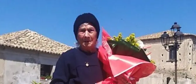Cento candeline senza festa per la nonnina vibonese ma il paese la riempie di fiori