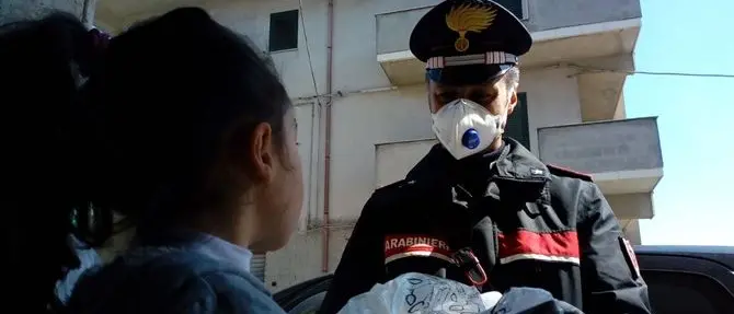 I tablet agli alunni li consegnano i carabinieri, la gioia dei ragazzi: il video