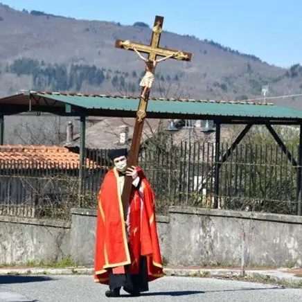 Soveria Mannelli, processione solitaria del parroco con la croce sulla spalle