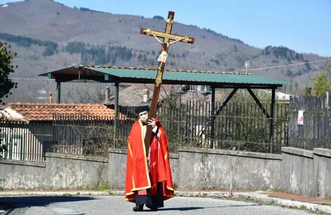 Soveria Mannelli, processione solitaria del parroco con la croce sulla spalle