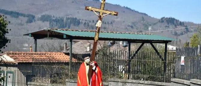 Soveria Mannelli, processione solitaria del parroco con la croce sulla spalle
