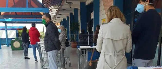 Spese di Pasqua al tempo del Coronavirus: lunghe code e carrelli semivuoti