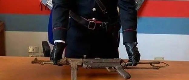 Platì, rinvenuta una mitraglietta da guerra tra la vegetazione: un arresto