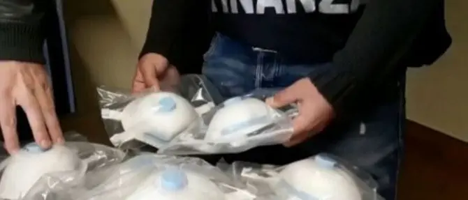 Melito, vendeva mascherine con un rincaro del 1200 per cento: denunciato