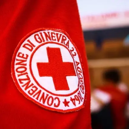 Corigliano, lancia un barattolo di vernice su un mezzo della Croce rossa: denunciata