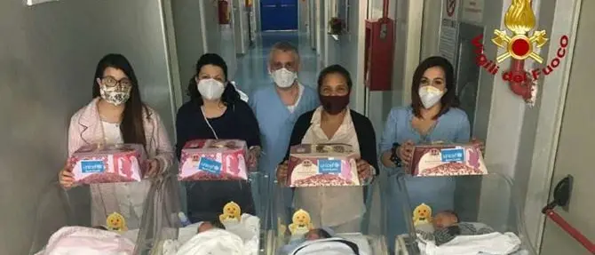 Vibo, i vigili del fuoco consegnano le colombe Unicef alle famiglie bisognose