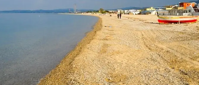 Corigliano-Rossano, giovane muore annegato in mare: forse un malore