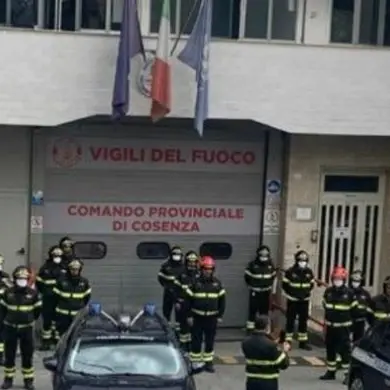 Un minuto di silenzio per il vigile del fuoco morto, l'omaggio dei colleghi di Cosenza