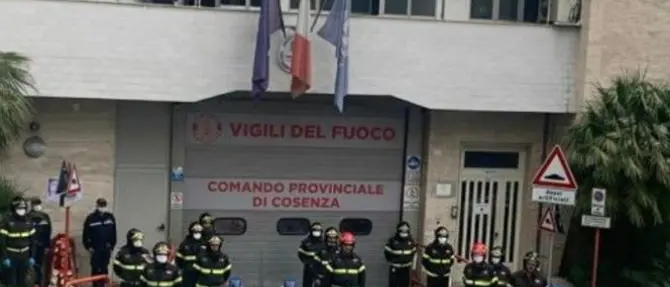 Un minuto di silenzio per il vigile del fuoco morto, l'omaggio dei colleghi di Cosenza