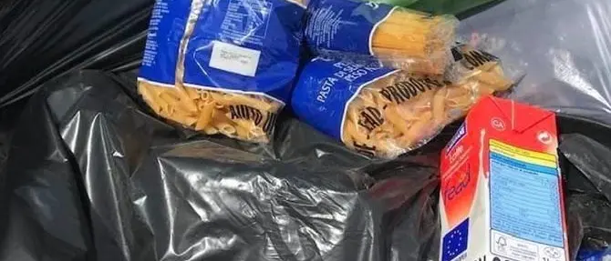 Gioia Tauro, cibo donato gettato nella spazzatura. La Caritas: «Vergogna»