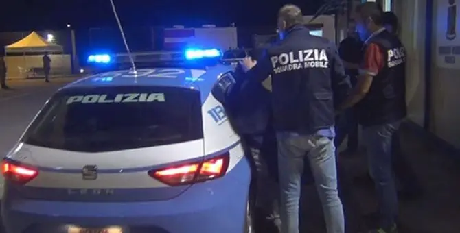 Arrestato sputa addosso agli agenti, il sindacato: «Subito il tampone»