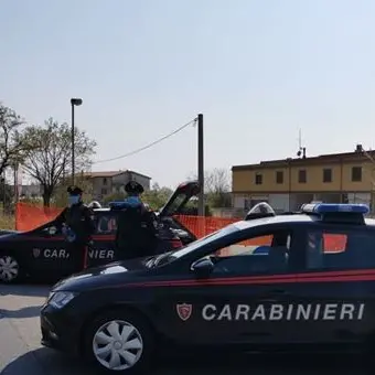 «Andrà tutto bene», bimba dona disegno a un carabiniere al posto di blocco