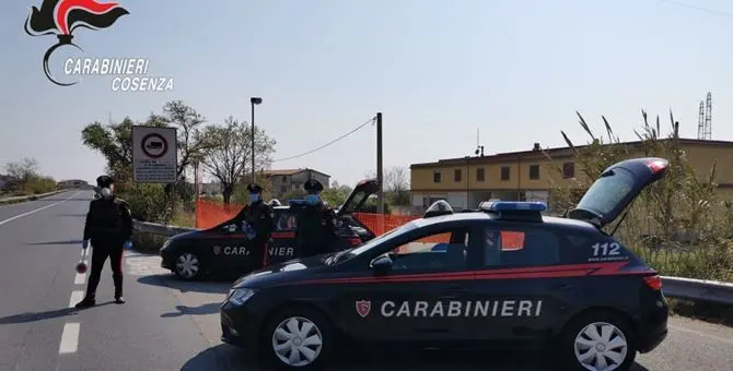 «Andrà tutto bene», bimba dona disegno a un carabiniere al posto di blocco