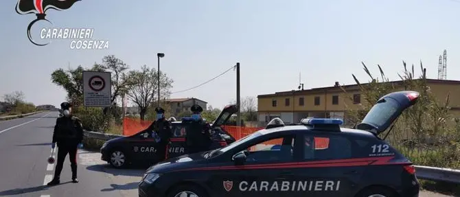 «Andrà tutto bene», bimba dona disegno a un carabiniere al posto di blocco