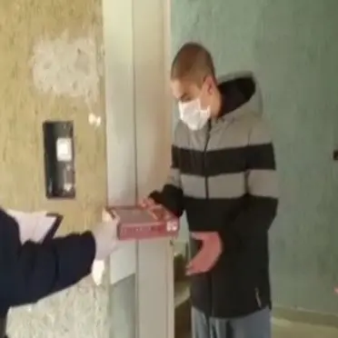 Istituto Rende Centro, i carabinieri portano i tablet agli studenti a casa