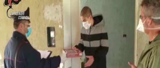 Istituto Rende Centro, i carabinieri portano i tablet agli studenti a casa