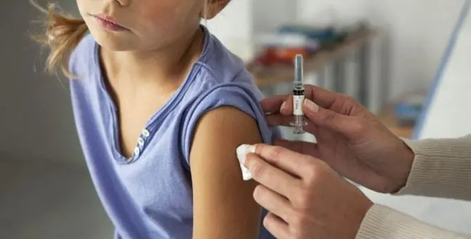 Tempi ancora troppo lunghi per vaccinare i bimbi, i pediatri: «Ci pensiamo noi»