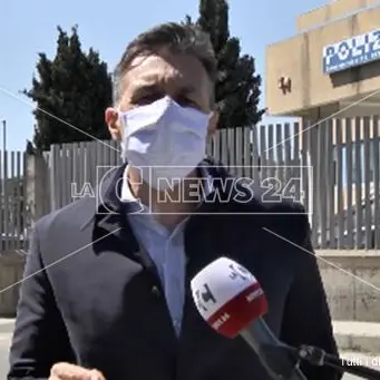 Coronavirus a Catanzaro, tampone obbligatorio per un pregiudicato: ha sputato ai poliziotti durante l'arresto