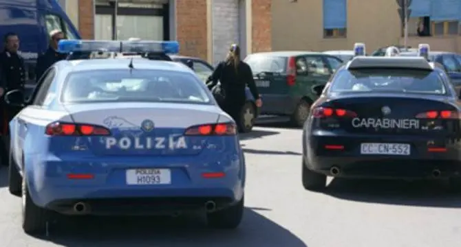 Reggio Calabria, aggressioni e rapine in pieno centro: arrestati due giovani