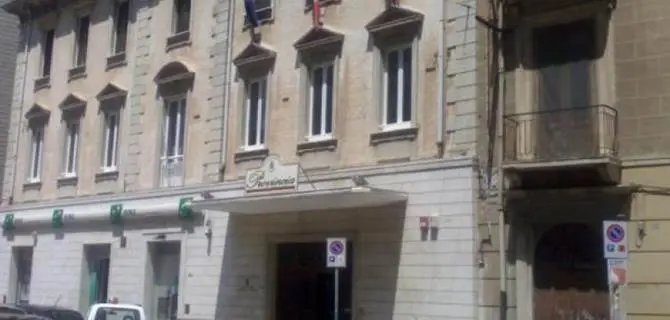 Crotone, colpo d’arma ad aria compressa contro la sede della Provincia