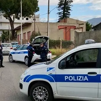 Controlli anti Covid, reggino multato aggredisce vigili di fronte alla figlia