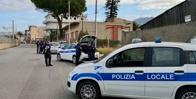 Controlli anti Covid, reggino multato aggredisce vigili di fronte alla figlia