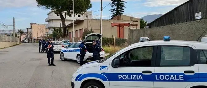 Controlli anti Covid, reggino multato aggredisce vigili di fronte alla figlia