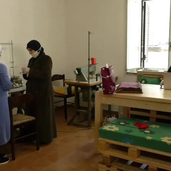 Coronavirus, a Camini le mascherine le producono i rifugiati dello Sprar