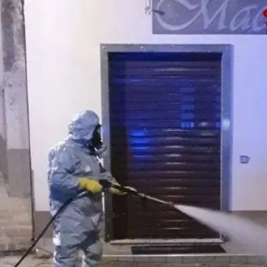 Coronavirus, a Cotronei i vigili del fuoco sanificano le strade