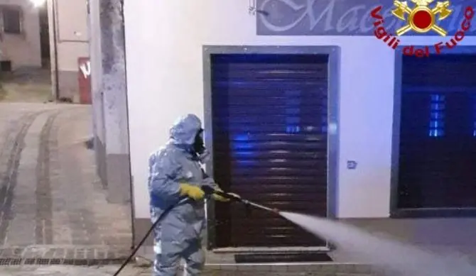 Coronavirus, a Cotronei i vigili del fuoco sanificano le strade