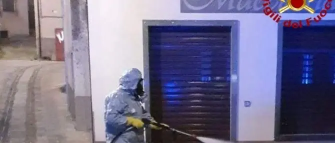 Coronavirus, a Cotronei i vigili del fuoco sanificano le strade