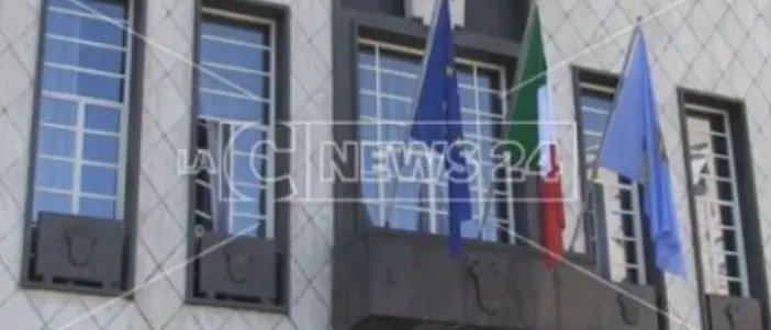 Comune di Cosenza, 800mila euro per qualche raccomandata: revocato l'appalto scandalo