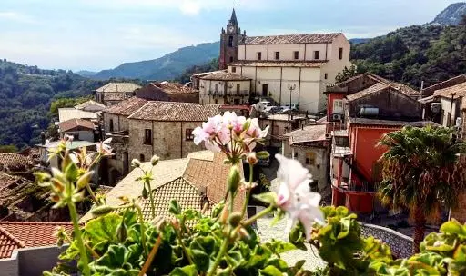 Viaggio a Staiti, silenzio assordante nel paese più piccolo della Calabria