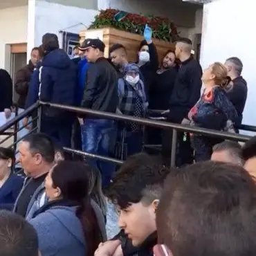 Folla a un funerale nel quartiere rom di Lamezia nonostante i divieti: video