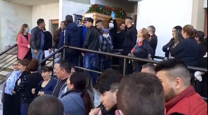 Folla a un funerale nel quartiere rom di Lamezia nonostante i divieti: video