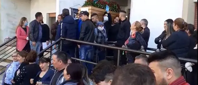 Folla a un funerale nel quartiere rom di Lamezia nonostante i divieti: video