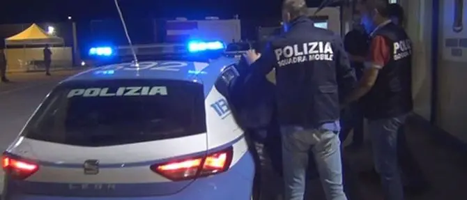 Lamezia, gli chiedono i documenti: aggredisce con un’ascia un poliziotto